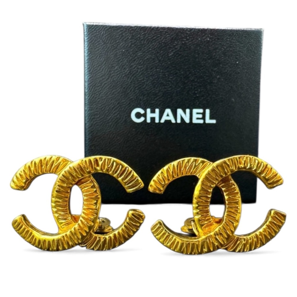 Vintage Chanel CC 24k gold plated clip on earrings